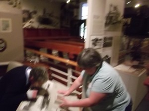 Cindi和Jeanne试图从案例中获得一个纽扣