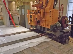 坐在一大堆带轨道的石块上，以帮助引擎移动