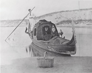 莫兰的贡多拉。这两名女子被认为是托马斯·莫兰的妻子莫丽和女儿露丝。竿手是乔治·福勒，一个蒙托克印第安人，他负责照看船和担任船夫。由水手博物馆提供。