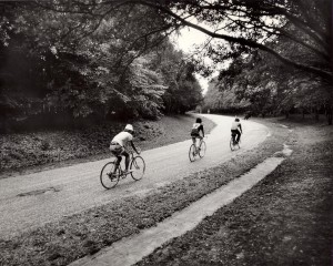 1974年6月，公园里骑自行车的人