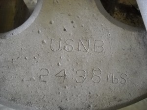 在清洁过程中揭示了手工雕刻标记。