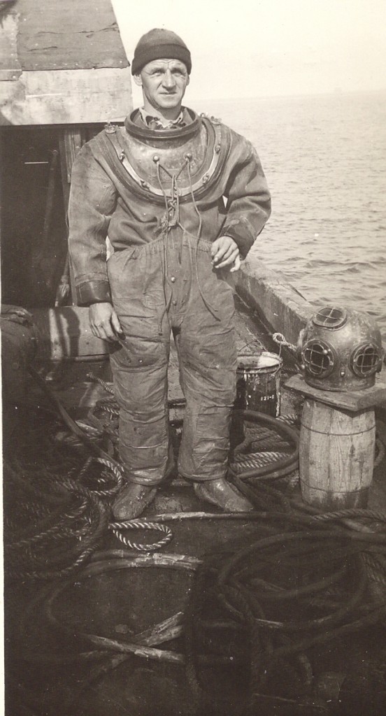 1934年，潜水员弗兰克·朗帮助从约克河河床上举起物体