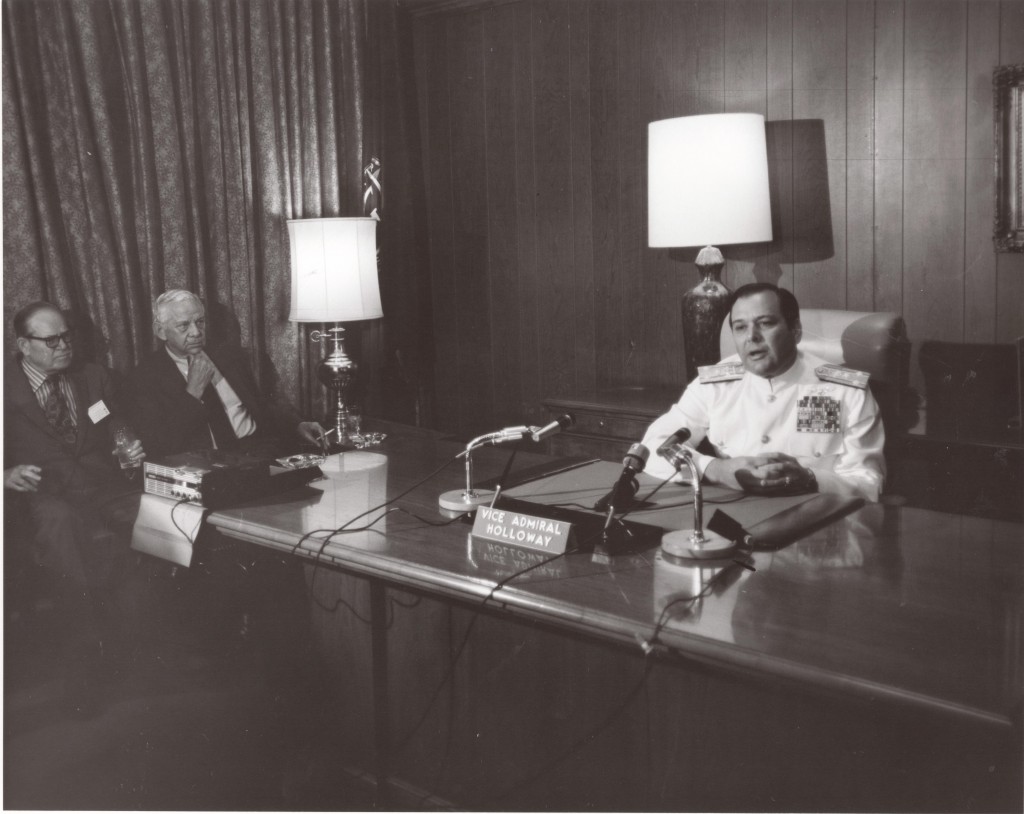 1971年5月19日，海军中将霍洛威，螺旋桨俱乐部的发言人在海军上将杜菲克的办公室接受电视记者采访