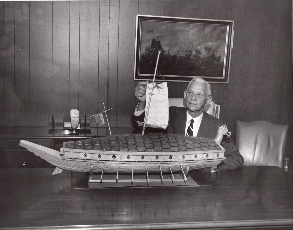 1968年10月，海军上将乔治·杜菲克与韩国战舰模型