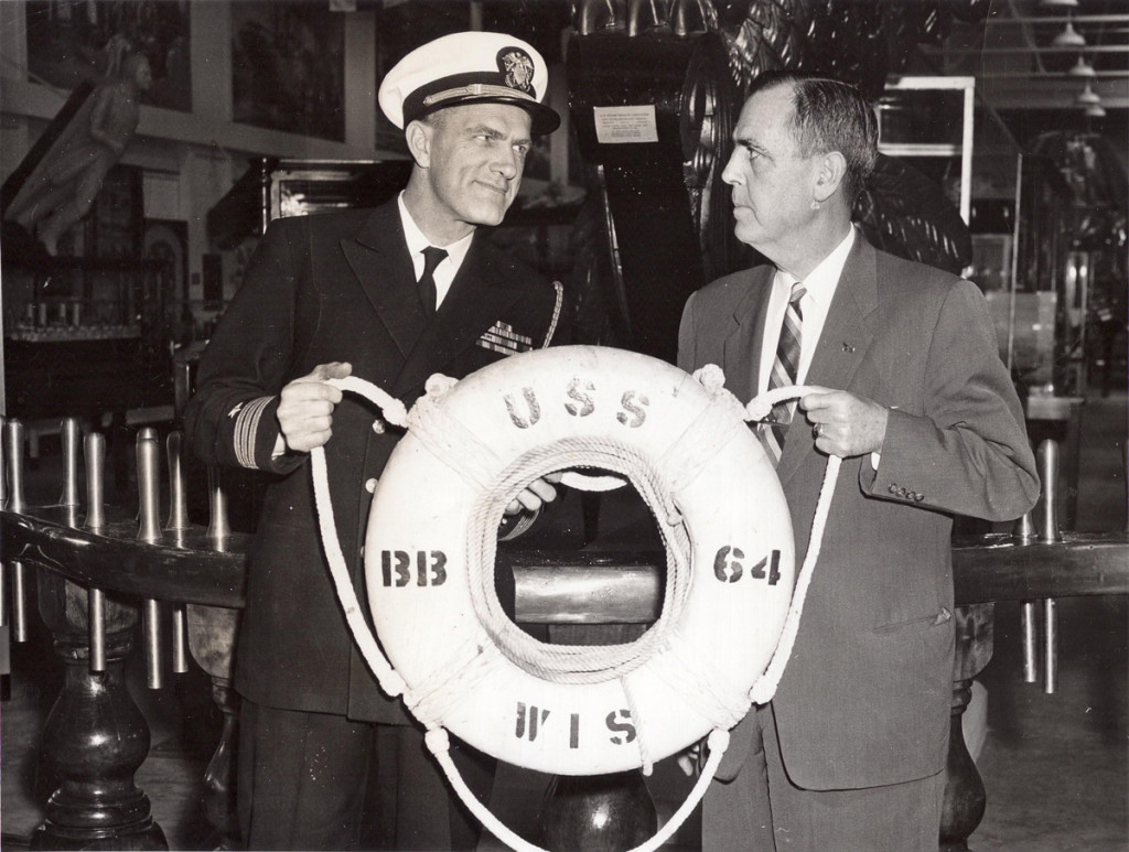 1977年，海军上将e·w·西尔维斯特和舰长在威斯康辛号服役