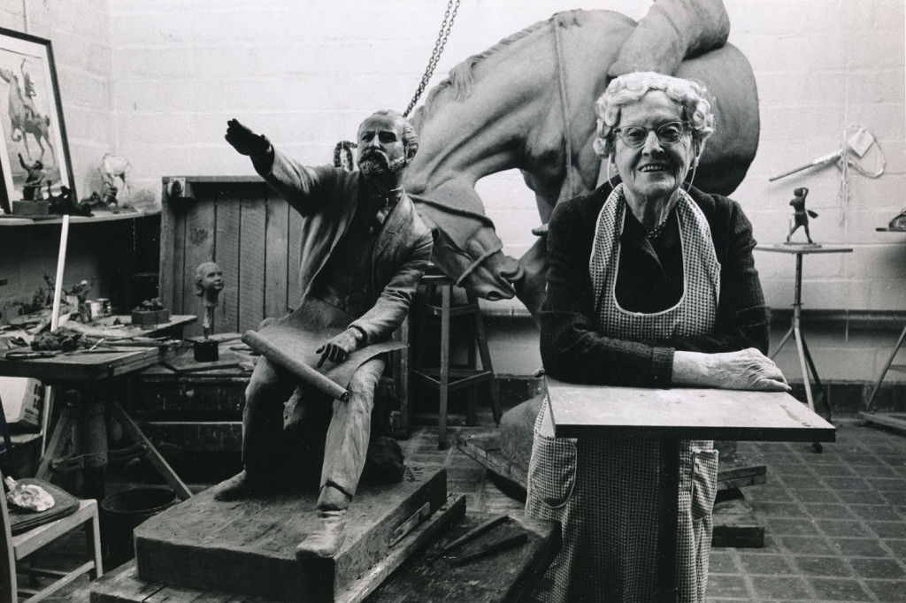 安娜·亨格汀顿与雕塑，1965年;左边的CPH模型，Andrew Jackson的一部分是她的后面的男孩