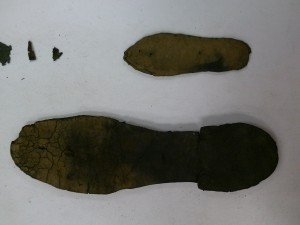 这是Ronson系列的婴儿鞋。在朗森号的船体里发现了大量的皮鞋。图中较大的鞋是为了比较尺寸。较大的鞋可能是一只成年男性的鞋。