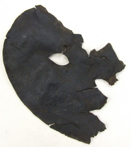 这是在罗森船船体中发现的皮革面具。