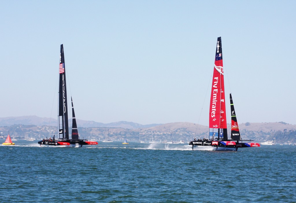 在第一场比赛中，左边的Oracle Team USA左侧是新西兰的Amirates Team New Zealand。由Wikipedia的Donan Raven提供