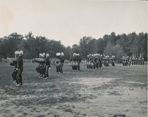鼓和号角兵团在哈维菲尔德的表演，布雷顿-珀金斯邮报，07-21-1957 (2)