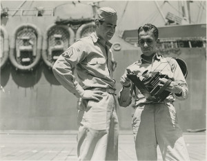 Sergeant Matthew Breyer和1个中尉John S. Weaver拿着相机