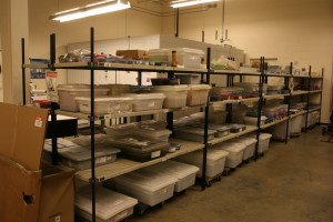 与等待被调查的物体的架子。