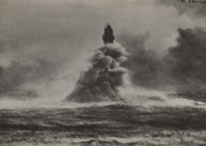 海浪撞击着灯塔，几乎完全遮蔽了它。