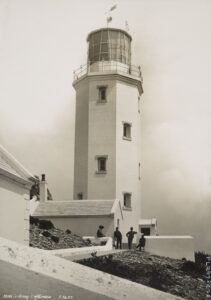 看着通往灯塔的人行道。