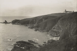 远处有灯塔的岩石海岸线一览无余的景色。