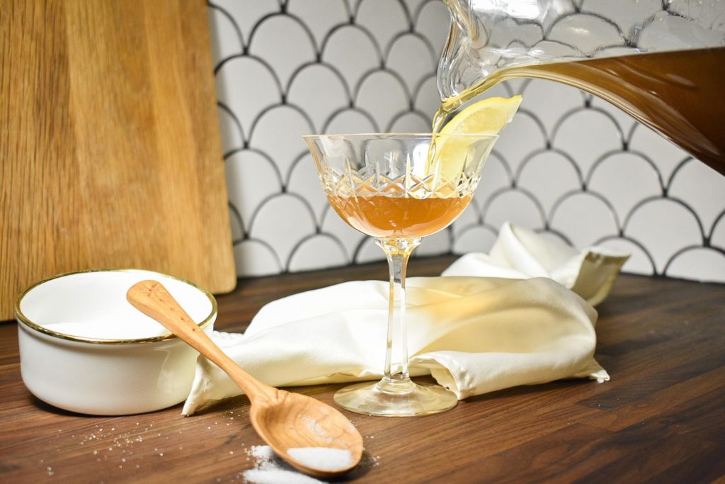 装满酒精的玻璃杯