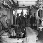 船员在甲板下使用海底电话电缆工作。