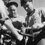 甲板上的工作人员正准备进行最后的跨大西洋电话电缆的连接。