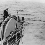 查看电缆输送系统，海底电话电缆被送入海洋。