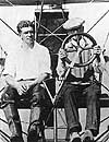 Glenn H. Curtiss和Lt. Ellyson在他们的飞行机的驾驶舱,1910