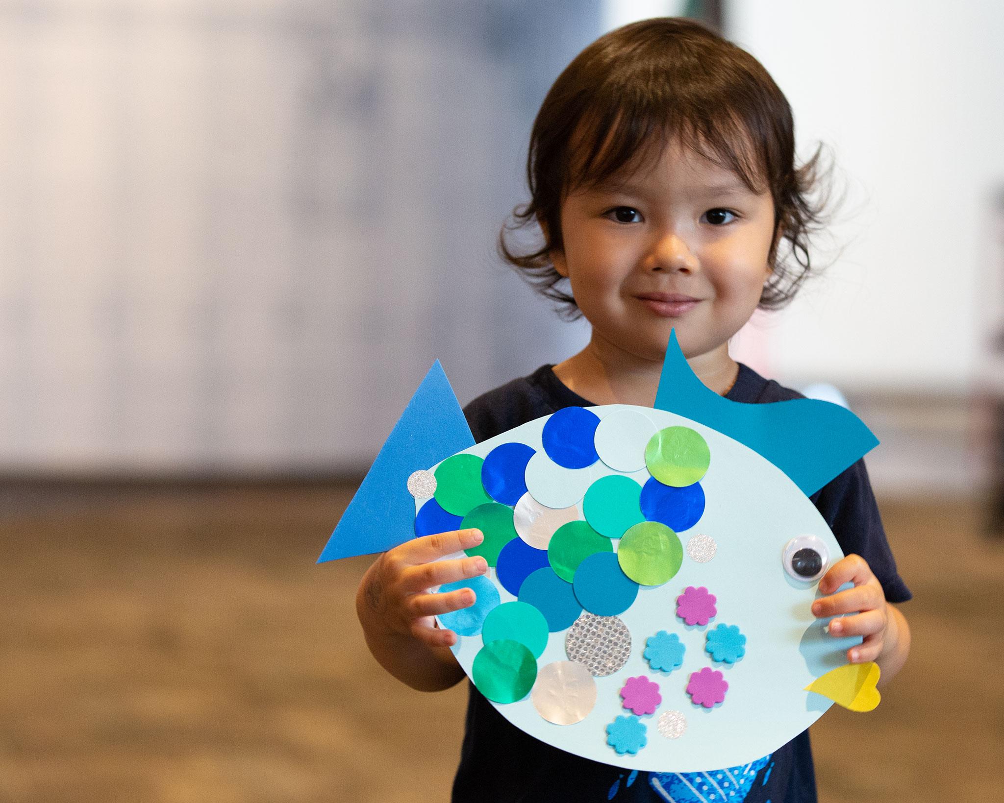 年轻的参与者与他的故事时间创造