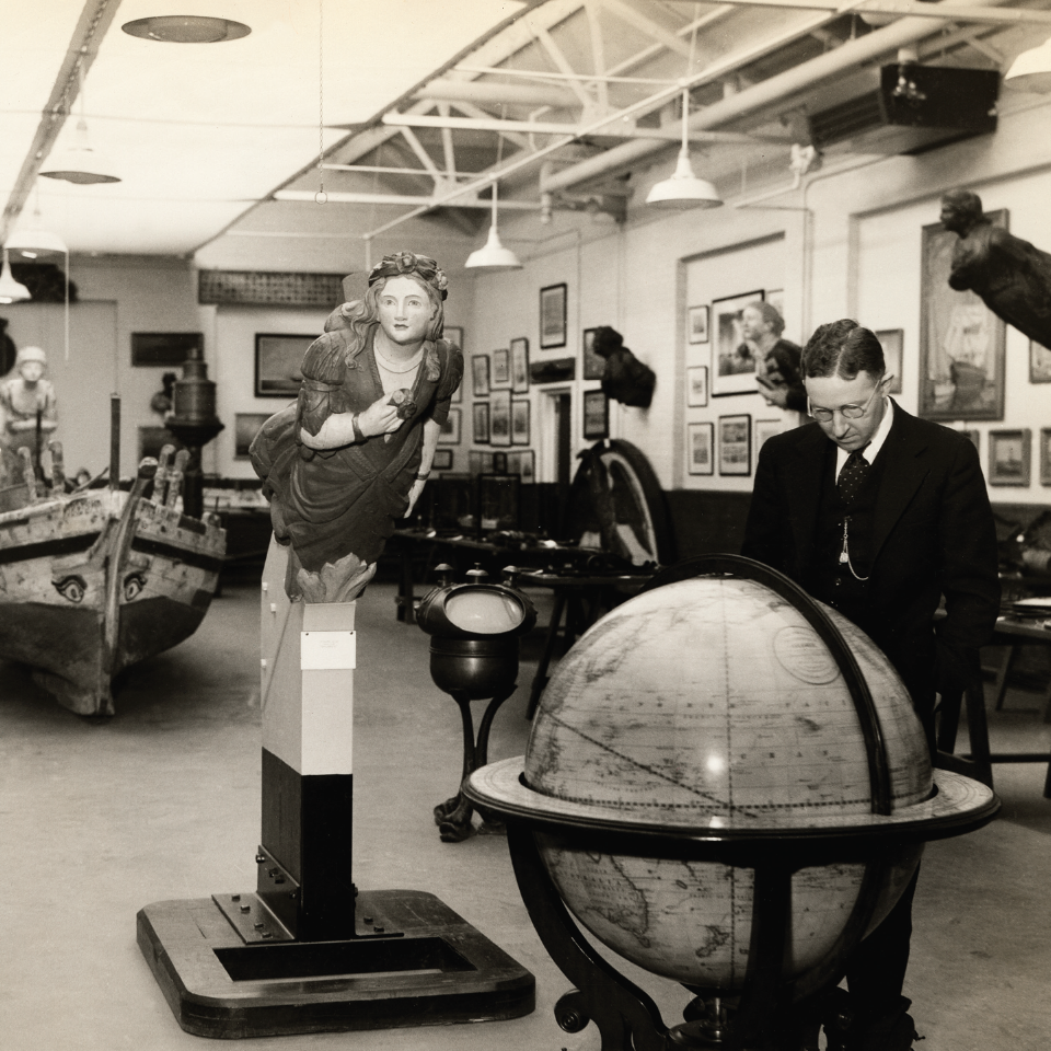 s。b。贝斯，在博物馆，大约20世纪30年代